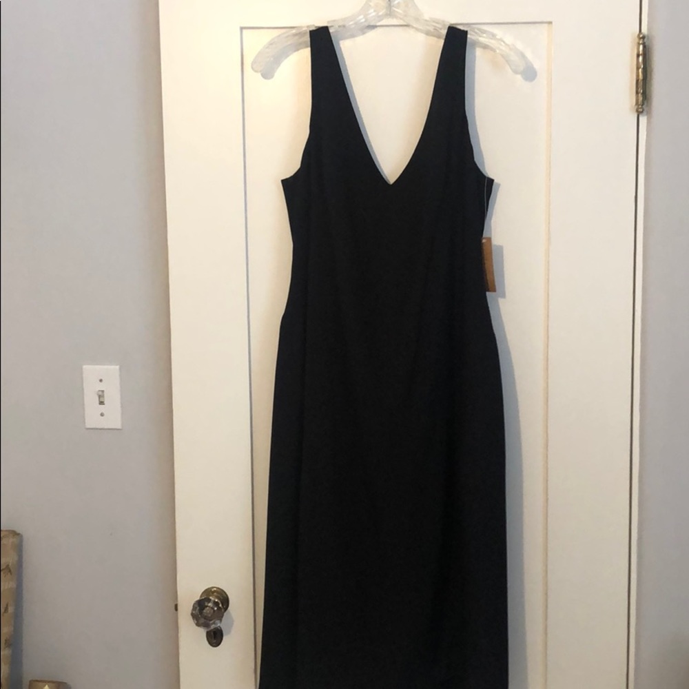 Sleeveless v neck cute black midi dress.